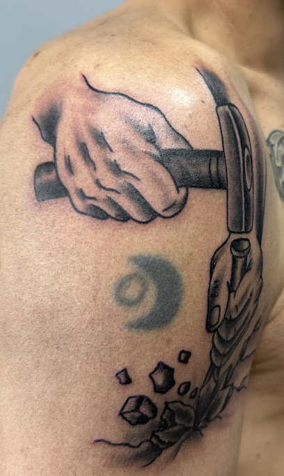 Paco Tattoo Piercing